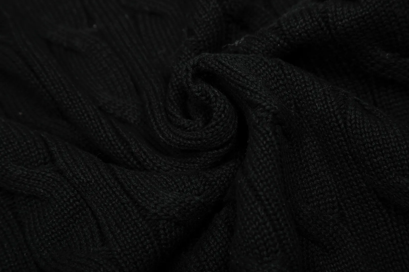 P250 Top quality" Style number: DS113# (not off the shelves all year round) [Ralph Lauren large V-neck solid color pony embroidered logo twist knitted cardigan] ✅Ralph Lauren classic basic versatile goddess style large V-neck knitted cardigan jacket ✅Main supply platform live broadcast Wholesale entities Replenish when out of stock Not off the shelves ✅ZP quality 1:1 version Scan the code to enter the GF website Counter quality ✅Detailed quality is the only one in Guangzhou Imported quality cotton yarn, focusing on high-end, cost-effective, good quality needless to say ✅The version is restored to the original order, the maximum size can be worn up to 160 pounds, loose, comfortable and stress-free ✅The upper body is simple and easy to match, ootd must-have style, good-looking clothes are never picky, a must-have in the goddess' wardrobe. Size: S-XL Color: Black White Gray Light Blue Khaki Pink Yellow Chinese Red Navy Blue White Label Navy Blue Red Label